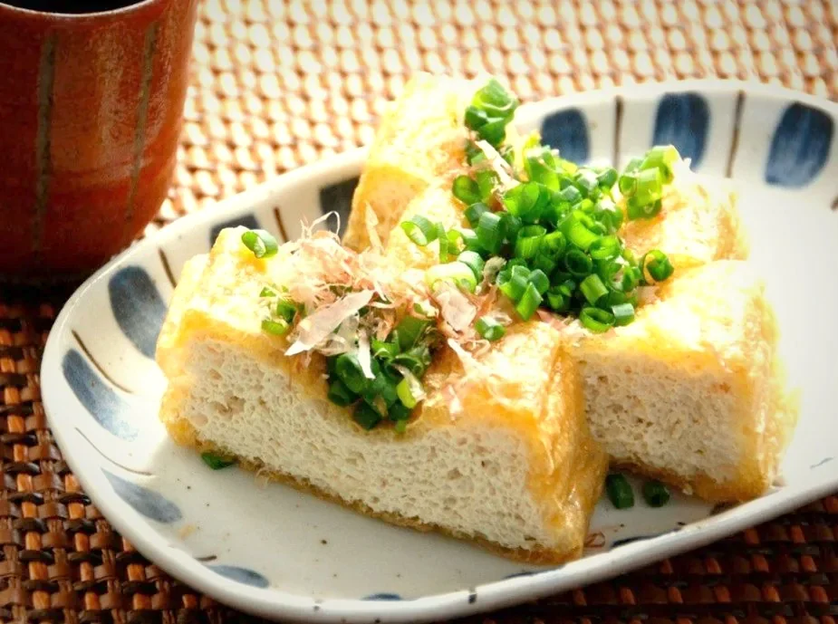 かつお節とねぎをのせたあぶらげ